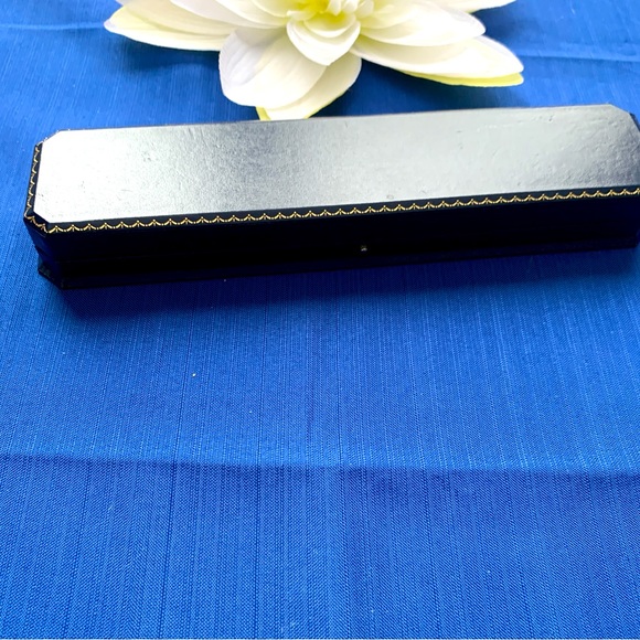 Vintage Monet Bold Dramatic Gold-tone Bracelet. - Picture 9 of 9